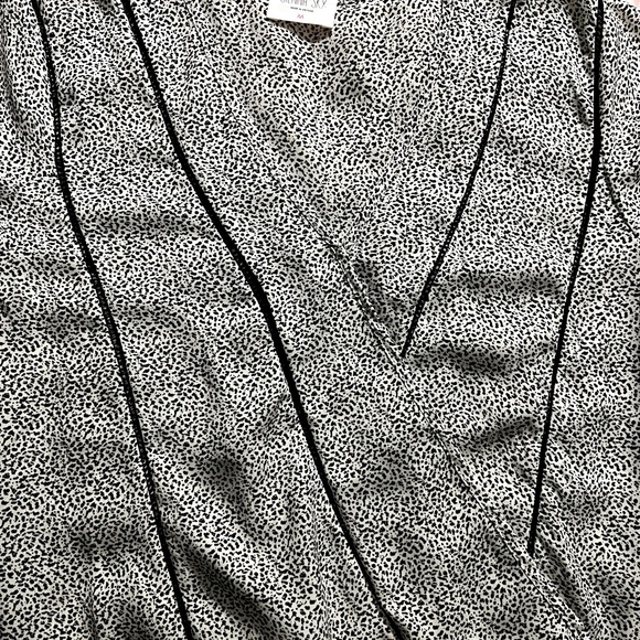 Spotted/leopard crisscross blouse - Picture 2 of 2